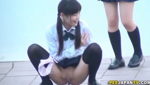 【おしっこ】小柄で可愛いロリっ子達の放尿シーン