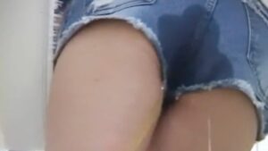 ホットパンツのお姉さんを必要以上に追い回ししてたらおしっこ漏らしちゃったww