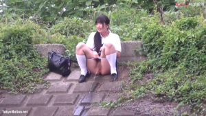 【女子校生・野外放尿シーン】可愛い女子校生たちが河原でおマンコ丸出しで野ションするのを隠し撮り！【スカトロ】