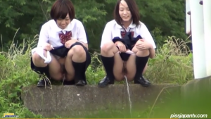 【女子校生・野外放尿シーン】下校中の女子校生たちがイチャイチャしながら野ションするのを盗撮！【スカトロ】