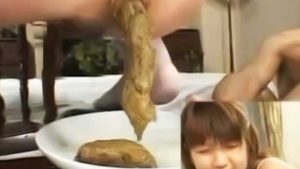 ≪スカトロ・おしっこ≫超極太うんことおしっこをした後に塗糞されながら無理矢理自分のうんこ食べさせられ食糞！≪脱糞≫