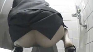 【トイレオナニー・おしっこ盗撮】家まで我慢できないOLが和式トイレでオナニーをして最後におしっこ放尿します