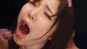 《スカトロ×飲尿》激カワスレンダー美女がオシッコ強制飲尿して激エロな淫乱エッチでエロ顔で感じまくる痴女《美乳×お姉さん》