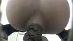 《スカトロ×ウンコ盗撮》かわいいロリ顔美少女達がアナル丸見えで大量にうんちを脱糞する所を下から盗撮隠し撮り《変態×JK》