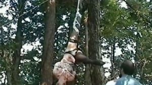 【SM】素人お姉さんが麻縄で緊縛拘束状態で野外に吊るされて調教プレイ！！乳首洗濯バサミで挟まれオシッコ強制飲尿！！