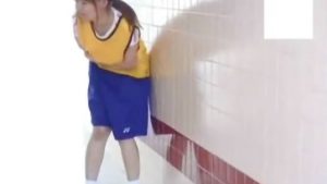 【スカトロ オシッコお漏らし】体操服姿のロリ顔JKが我慢できずにその場で大量おもらししてびちゃびちゃになったパンツ脱ぐ！