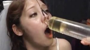 【スカトロ SM】変態M女がオシッコ大量に鼻に注入されたり飲尿する鬼畜な動画がこちら！！